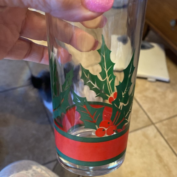 Vintage Libbey Christmas.glasses . Holly and Berries set of 6. Like new 5.5 Inch - Picture 2 of 2
